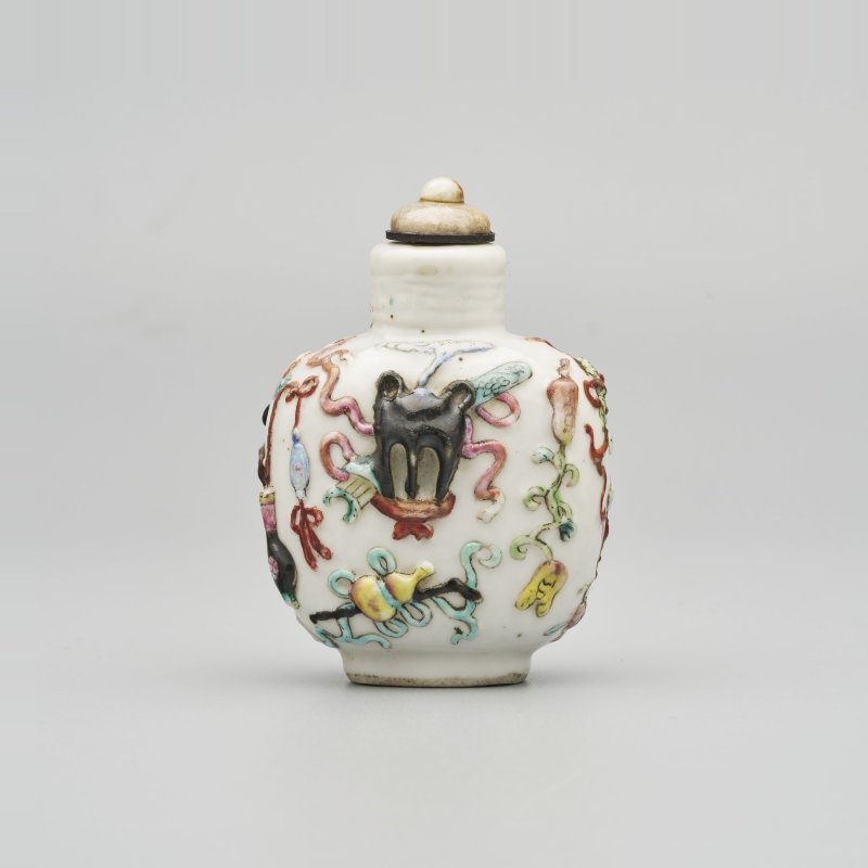 清十九世紀 粉彩博古紋鼻煙壺、翡翠蓋 | A MOULDED FAMILLE ROSE PORCELAIN SNUFF BOTTLE - 图1