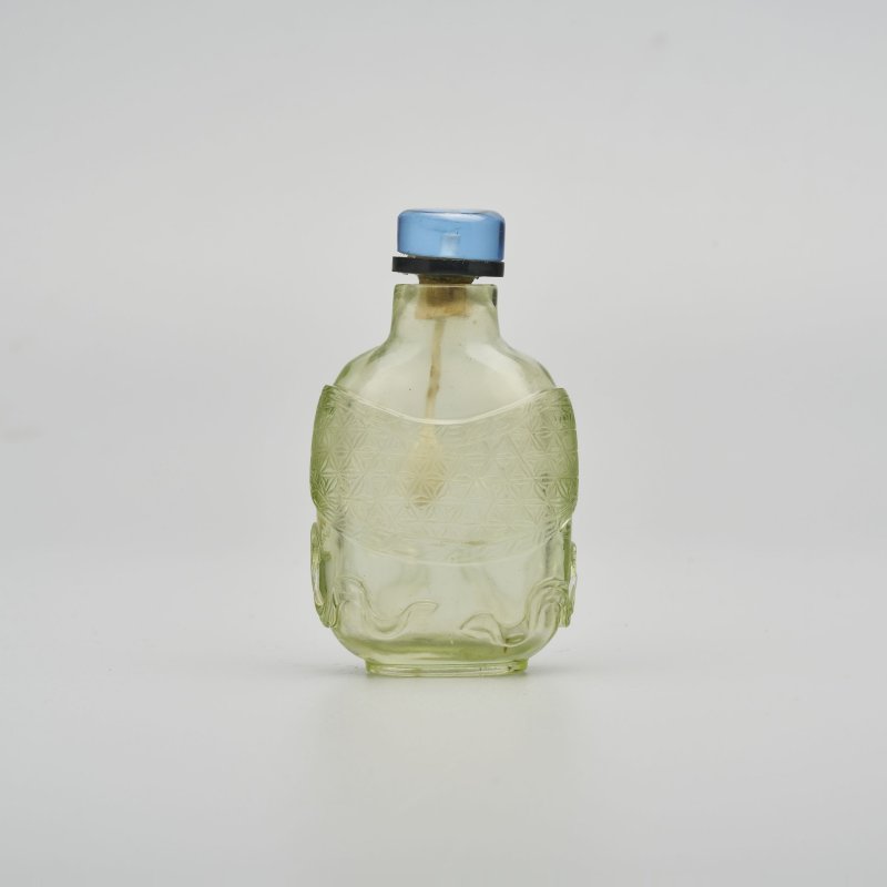 1750-1850 透明綠玻璃包袱紋鼻煙壺 | A TRANSPARENT GREEN GLASS 'BROCADE' SNUFF BOTTLE - 图1