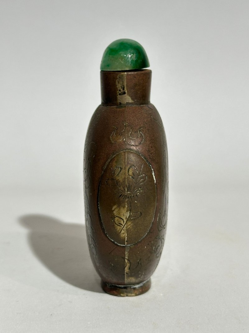 清末/民初 1830-1920 青銅鑄雲龍紋鼻煙壺、翡翠蓋 ⌈順治三年程榮章造⌋底款 | AN ENGRAVED BRONZE 'DRAGON' SNUFF BOTTLE - 图7