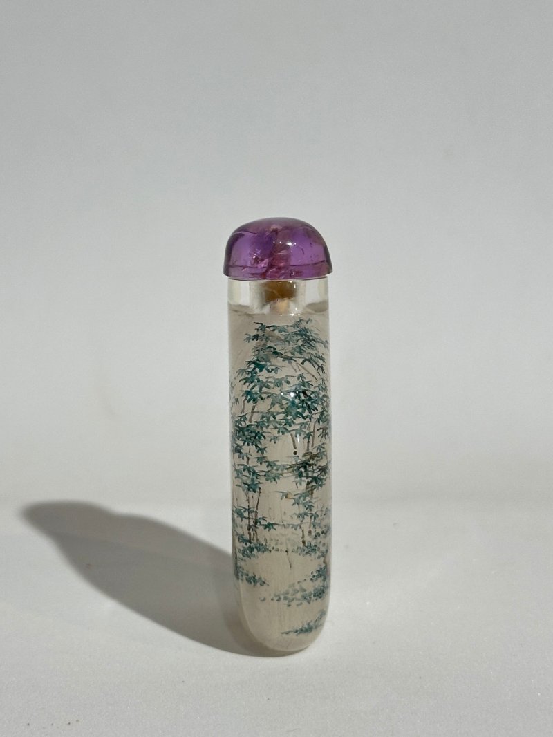 （壺）清十八/十九世紀 王習三作 水晶內畫「拾得子‧寒山子」鼻煙壺、紫水晶蓋 一九六二年作 | AN INSIDE PAINTED ROCK CRYSTAL 'HEHE ERXIAN' SNUFF BOTTLE - 图7
