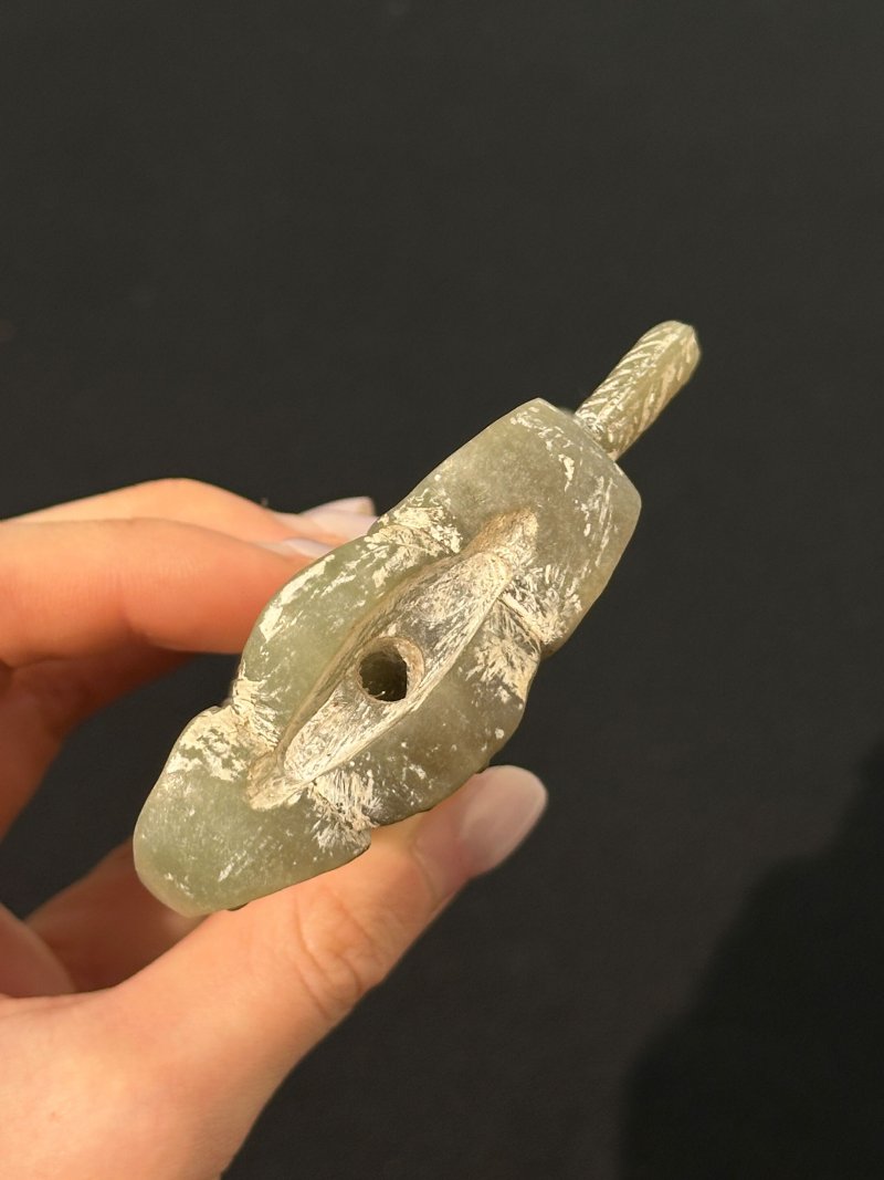 十九/二十世紀 仿古玉器三件 （其一）及盒 | THREE ARCHAISTIC JADE PIECES - 图10