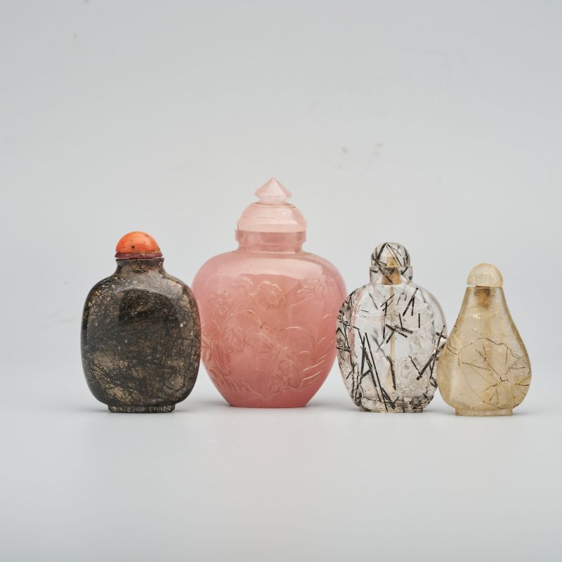 十九/二十世紀 水藻瑪瑙、天然硬石、粉晶花卉紋、髮晶光素、鹿鶴紋、荷葉紋鼻煙壺八件 | A MOSS AGATE, THREE HARDSTONE, AND FOUR ROCK CRYSTAL SNUFF BOTTLES - 图65