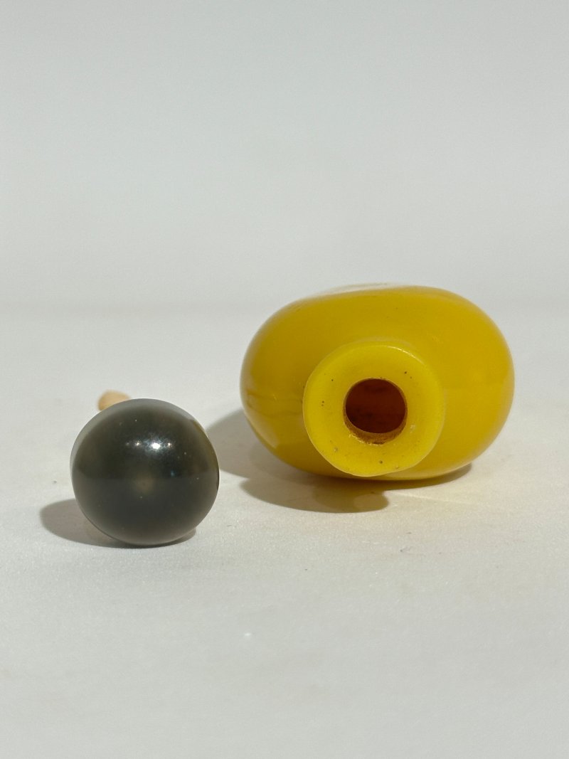 二十世紀 雞油黃玻璃光素、花卉紋鼻煙壺四件 | FOUR YELLOW GLASS SNUFF BOTTLES - 图16