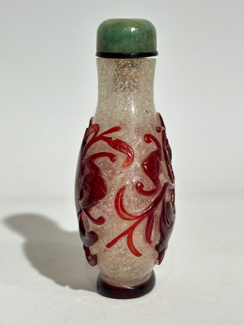 十九/二十世紀 霏雪地套紅玻璃鼻煙壺四件 | FOUR RED OVERLAY GLASS SNUFF BOTTLES - 图11