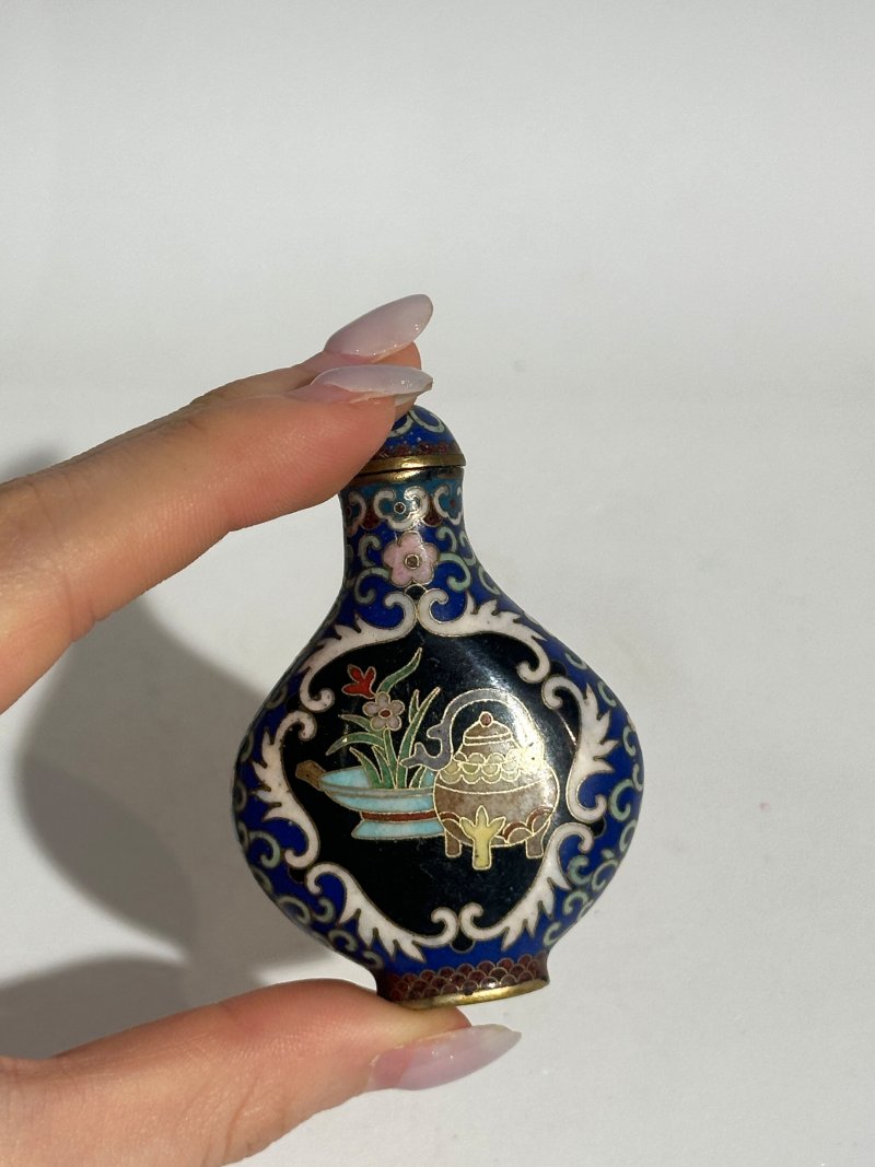 十九/二十世紀 銅胎琺瑯鼻煙壺七件 （博古）⌈乾隆年製⌋款 | SEVEN CLOISONNE ENAMEL SNUFF BOTTLES - 图38
