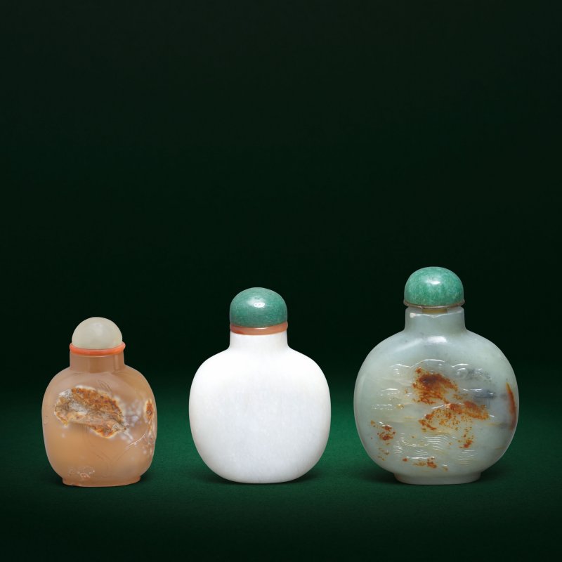 清 玉及瑪瑙鼻烟壺一組三件 | TWO JADE AND ONE AGATE SNUFF BOTTLE