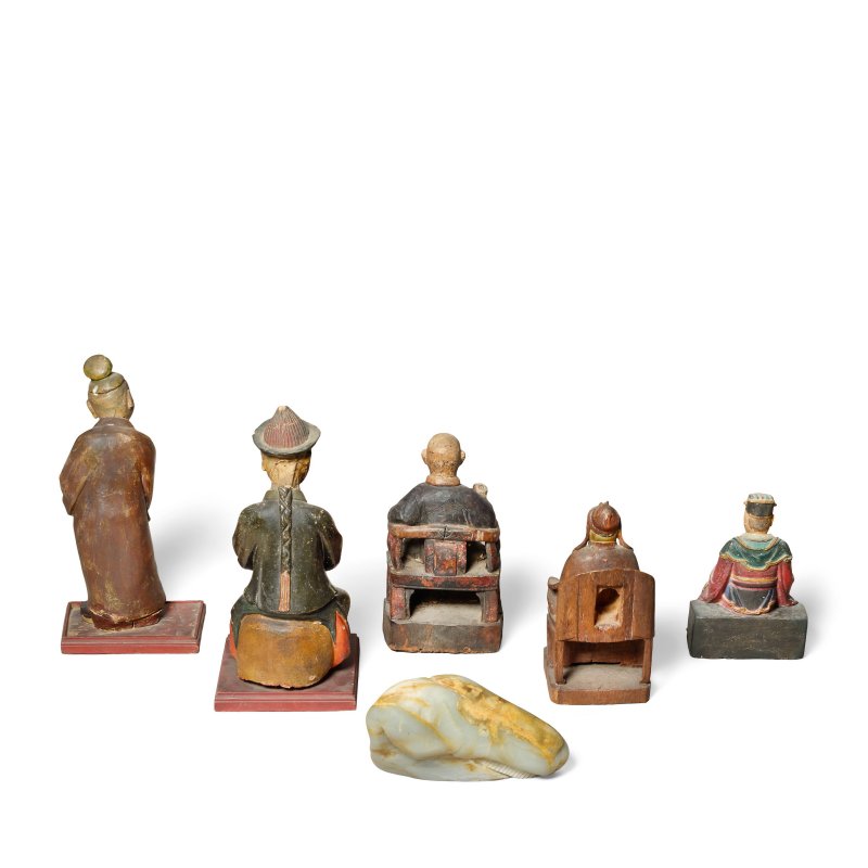 十八/十九世紀及更晚 人像五件及玉雕山子一件 | FIVE CARVED FIGURES AND A JADE BOULDER CARVING - 图2