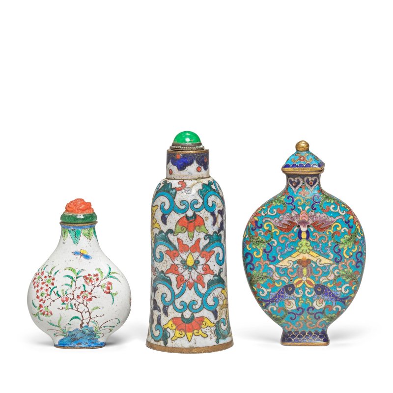 清 掐絲琺琅鼻烟壺兩件及畫琺琅鼻烟壺一件 | TWO CLOISONNÉ ENAMEL SNUFF BOTTLES AND A PAINTED ENAMEL SNUFF BOTTLE