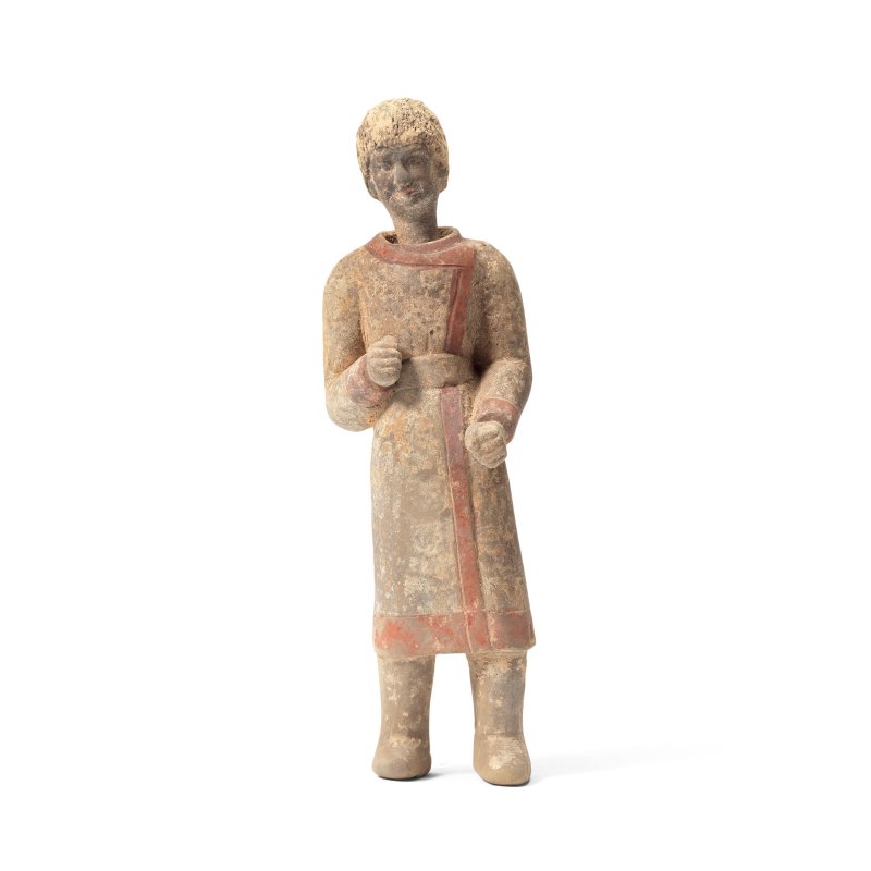 北魏 陶文官俑兩件及陶胡人俑一件 | TWO PAINTED POTTERY FIGURES OF OFFICIALS AND A FIGURE OF A FOREIGN GROOM - 图4