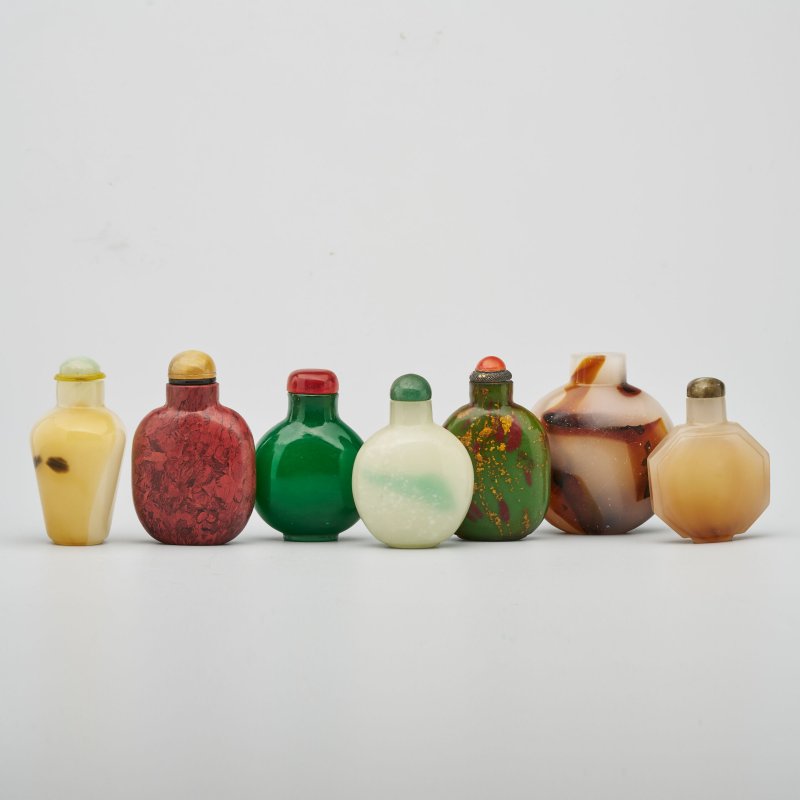 清十九世紀 玻璃仿硬石各色鼻煙壺七件 | SEVEN GLASS IMITATION SNUFF BOTTLES - 图1