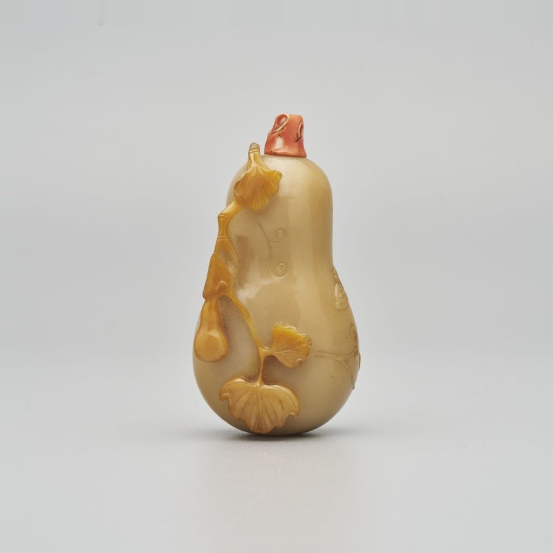 清十九世紀 黃翡翠葫蘆形鼻煙壺、珊瑚蓋 | A YELLOW JADEITE GOURD SNUFF BOTTLE - 图1