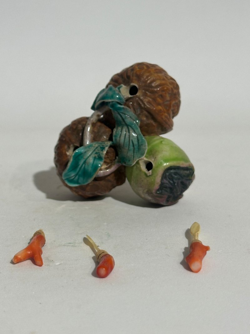 清十九世紀 仿生瓷荔枝、核桃形鼻煙壺二件、珊瑚蓋 及座 | TWO CERAMIC 'LYCHEE' AND 'WALNUT' SNUFF BOTTLES - 图5