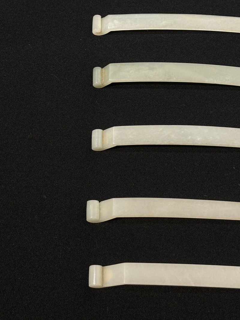 清 青白玉扁方五枚 | FIVE GREENISH WHITE JADE HAIR PINS, BIANFANG - 图3