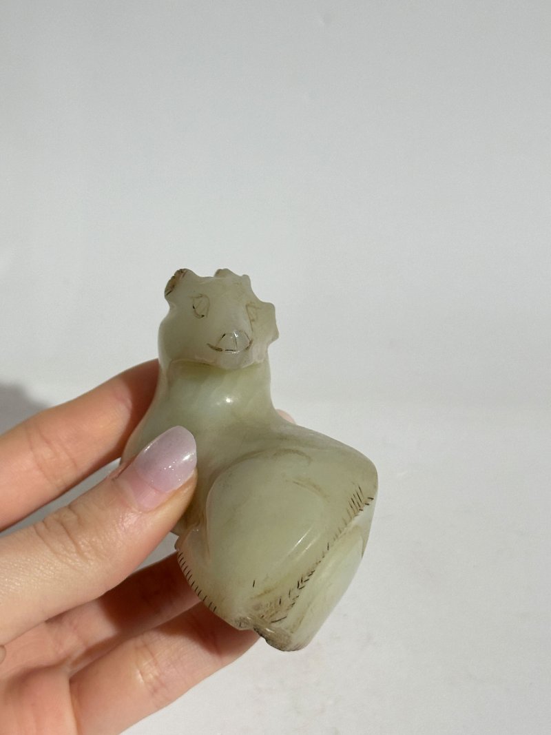 十九/二十世紀 白玉⌈馬⌋、⌈羊⌋三件 及座 | A WHITE JADE 'HORSE' AND TWO JADE 'GOAT' CARVINGS - 图10