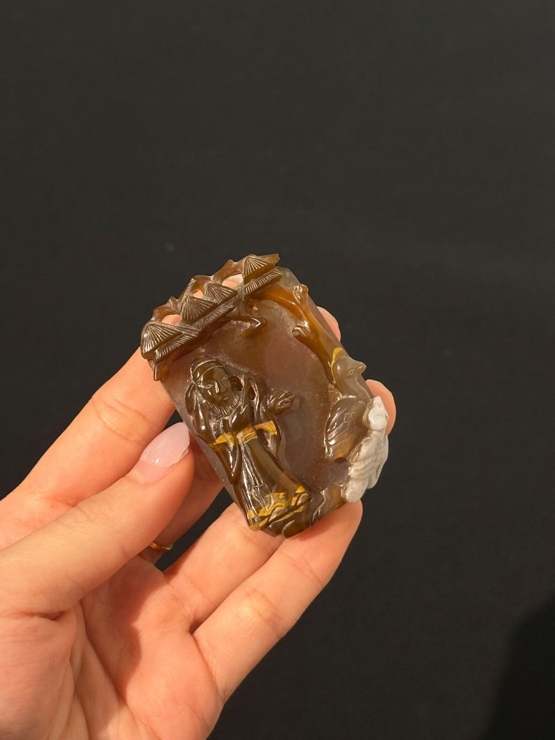 晚清至民國 白玉竹紋腕擱、瑪瑙⌈羲之愛鵝⌋牌二件 （其一）及盒 | A WHITE JADE 'BAMBOO' WRIST REST AND AN AGATE 'WANG XIZHI AND GEESE' PLAQUE - 图2