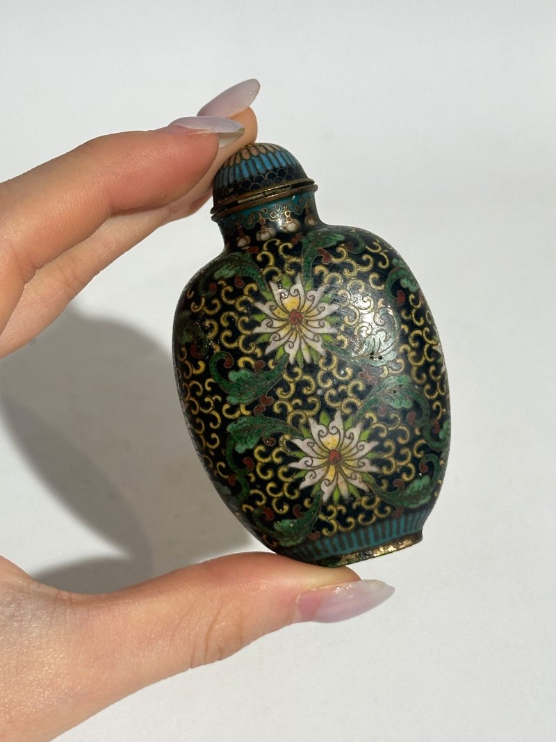 十九/二十世紀 銅胎琺瑯鼻煙壺七件 （博古）⌈乾隆年製⌋款 | SEVEN CLOISONNE ENAMEL SNUFF BOTTLES - 图5