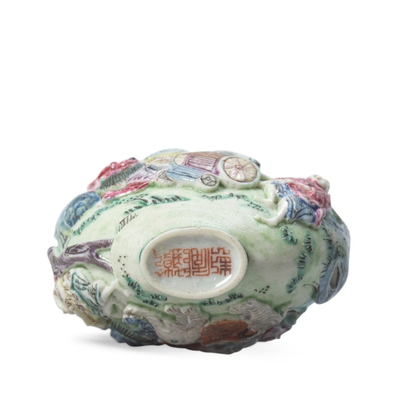 一七八零至一八五零年 白釉鏤雕佛獅紋鼻烟壺及粉彩模印羅漢紋鼻烟壺 | A WHITE-GLAZED RETICULATED 'BUDDHIST LIONS' SNUFF BOTTLE AND A FAMILLE ROSE MOULDED 'LUOHAN' SNUFF BOTTLE - 图3