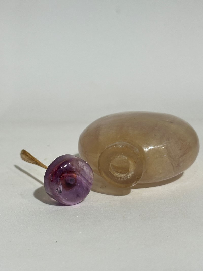 清十九世紀 條紋紫水晶鼻煙壺、紫水晶蓋 | A BANDED AMETHYST SNUFF BOTTLE - 图4