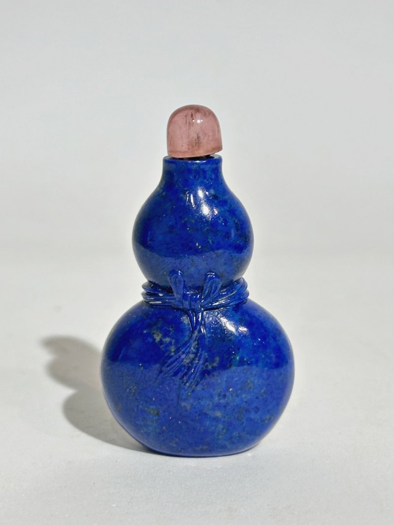 清中期 青金石葫蘆形包袱紋鼻煙壺 | A LAPIS LAZULI 'DOUBLE GOURD' SNUFF BOTTLE - 图7