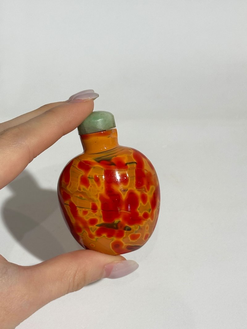 清十九世紀 玻璃胎仿雄黃鼻煙壺、翡翠蓋 | A GLASS SNUFF BOTTLE IMITATING REALGAR - 图3