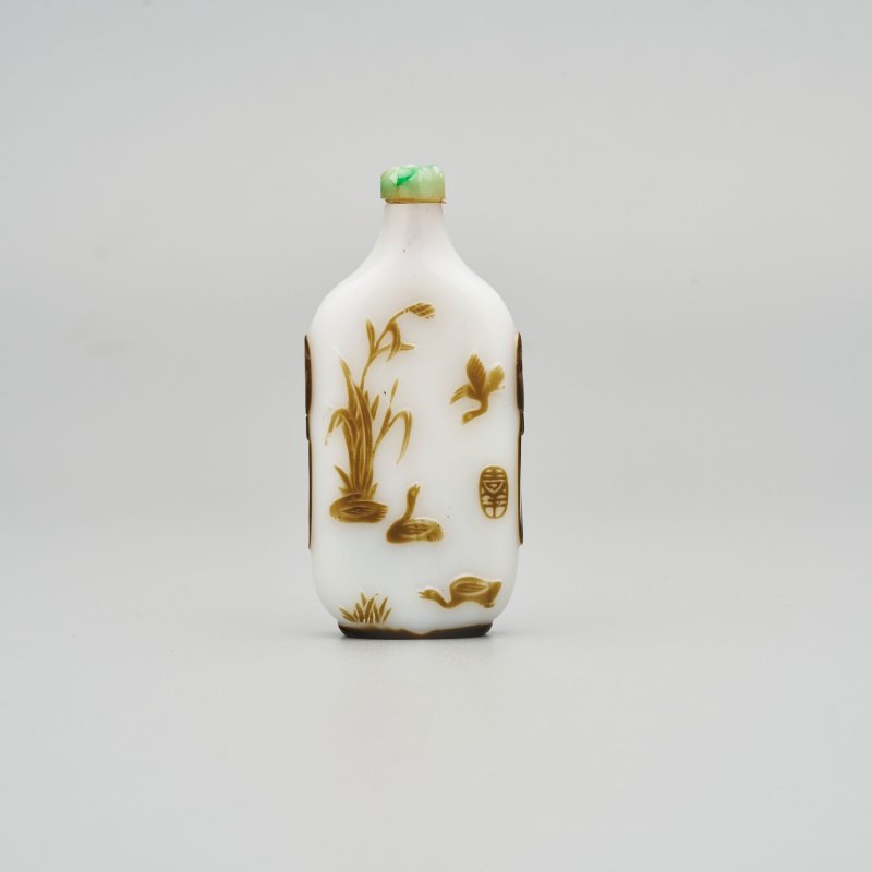 清十九世紀中期 揚州作涅白地套棕玻璃⌈蘆雁⌋鼻煙壺、翡翠蓋 ⌈吉祥⌋款 | A BROWN OVERLAY GLASS 'GEESE AND REEDS' SNUFF BOTTLE - 图1