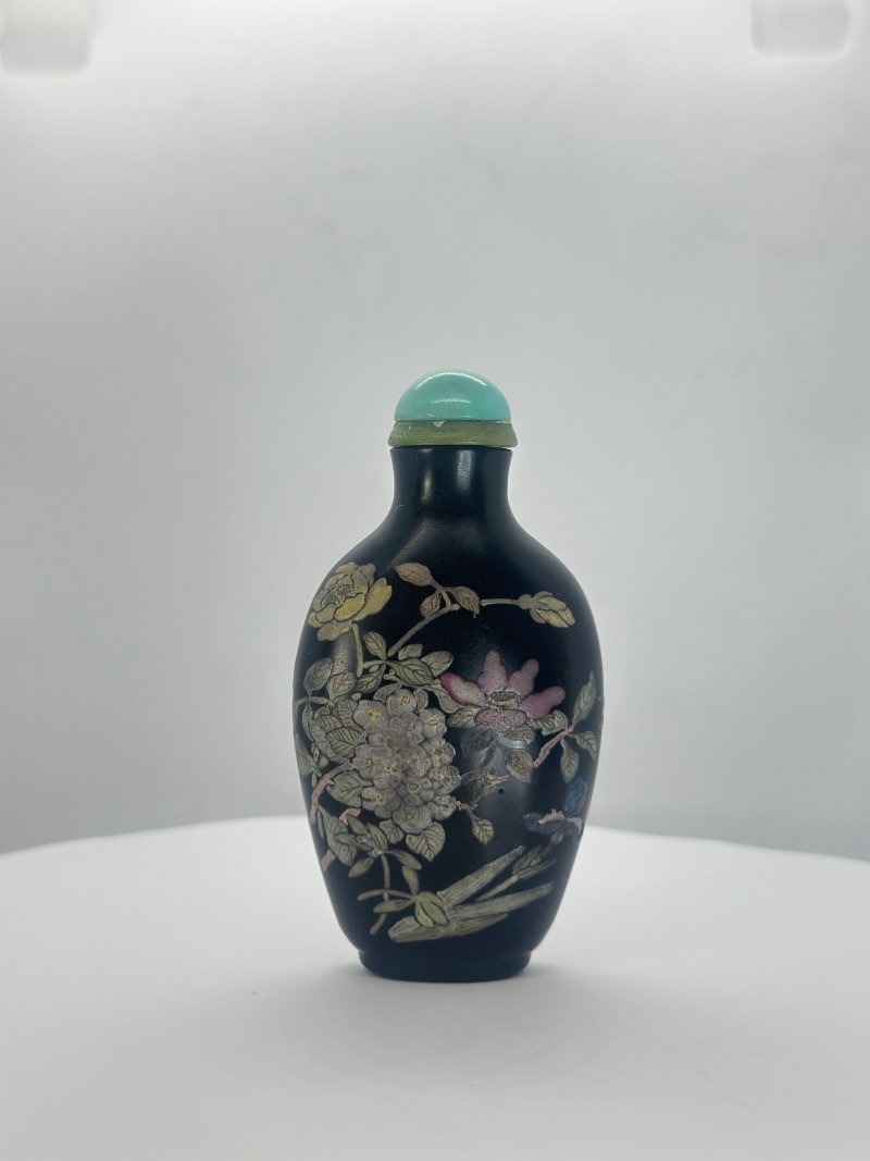 清1770-1820 黑玻璃畫琺瑯花卉紋鼻煙壺 ⌈乾隆年製⌋篆書款 | AN ENAMELLED BLACK GLASS 'FLORAL' SNUFF BOTTLE - 图11