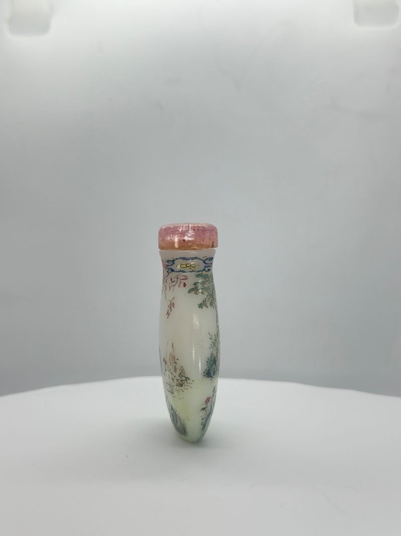 民國 乳白玻璃胎畫琺瑯⌈嬰戲•採菊⌋鼻煙壺 ⌈乾隆年製⌋紅料篆書款 | A FAMILLE ROSE ENAMELLED MILKY GLASS SNUFF BOTTLE - 图7