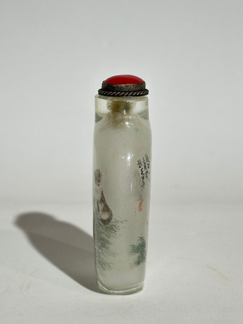 玻璃內畫仿曹克家「耄耋」鼻煙壺 一九八七年作 | AN INSIDE PAINTED GLASS 'CAT AND BUTTERFLY' SNUFF BOTTLE IN THE STYLE OF CAO KEJIA (1906-1979) - 图7