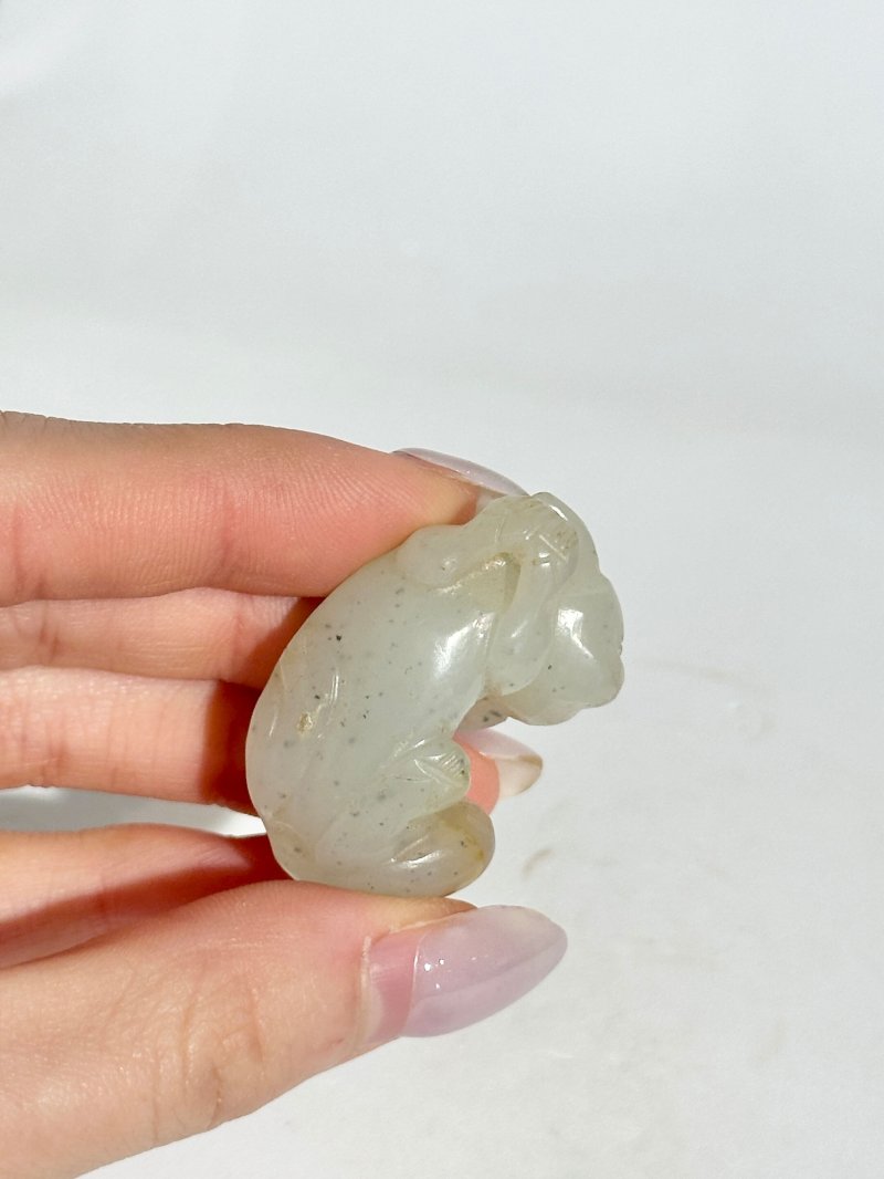 十九/二十世紀 青白玉⌈馬上封侯⌋及⌈犬⌋把件二枚 | TWO GREENISH WHITE JADE CARVINGS OF A MONKEY RIDING A HORSE, AND A DOG - 图2