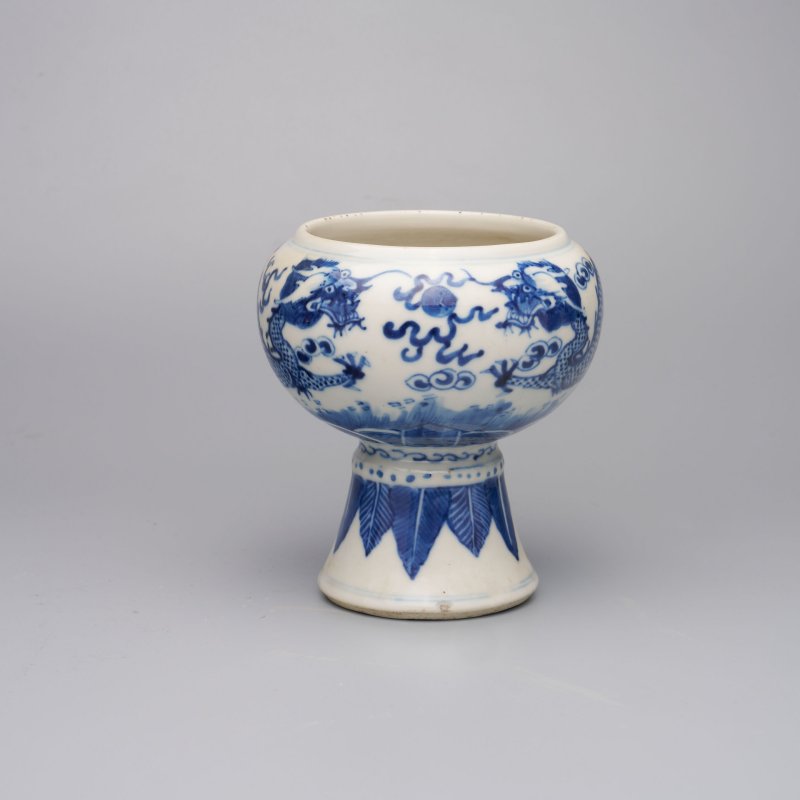 清十九世紀 青花⌈雙龍戲珠⌋净水碗 | A BLUE AND WHITE 'DRAGON' ALMS BOWL