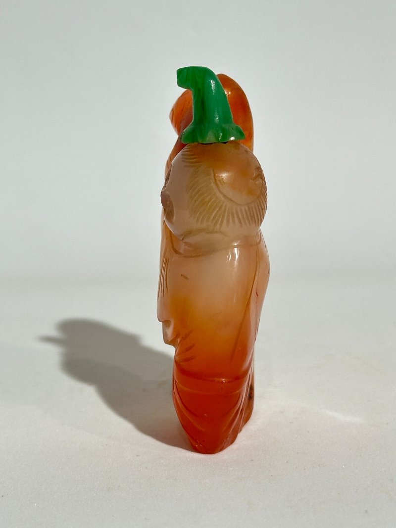 十九/二十世紀 瑪瑙、紫水晶鼻煙壺三件 | A CARNELIAN AND TWO AMETHYST SNUFF BOTTLES - 图6