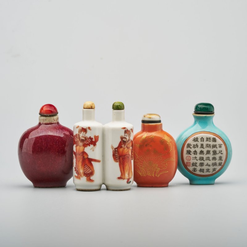 晚清至民國 瓷鼻煙壺四件 （藍）⌈乾隆年製⌋礬紅篆書款 | FOUR CERAMIC SNUFF BOTTLES