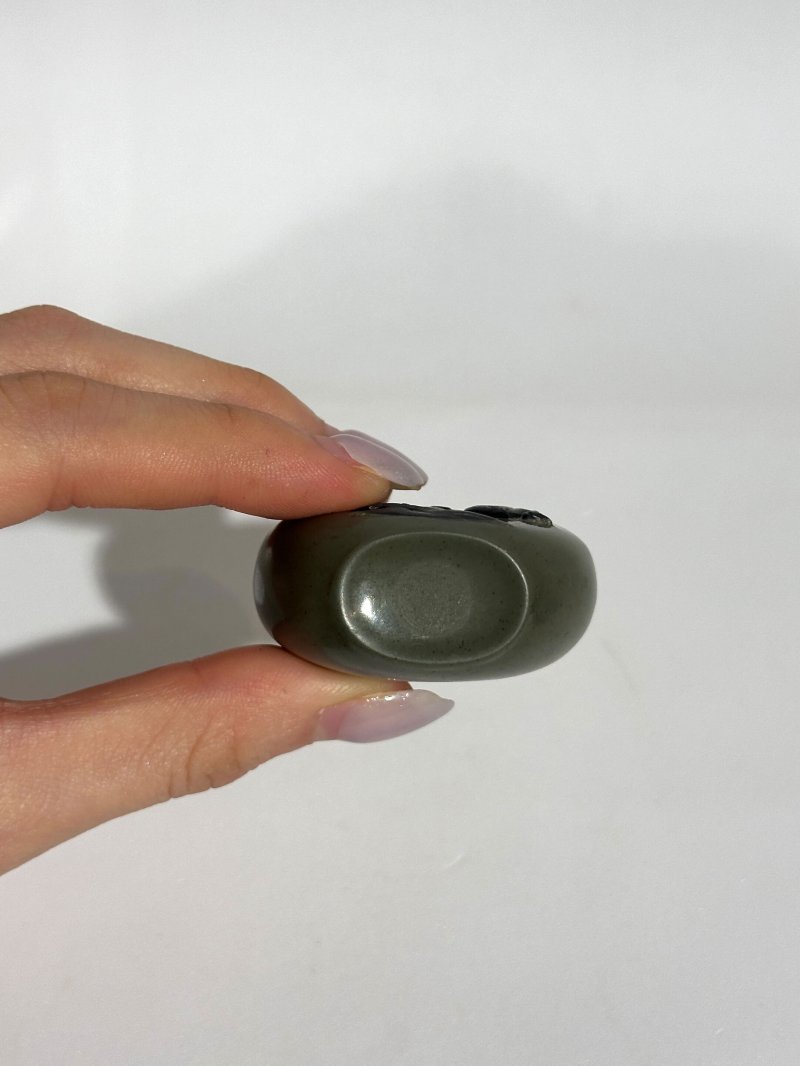 二十世紀 端石⌈喜上眉梢⌋鼻煙壺 | A DUAN-STONE 'MAGPIE AND PRUNUS' SNUFF BOTTLE - 图2