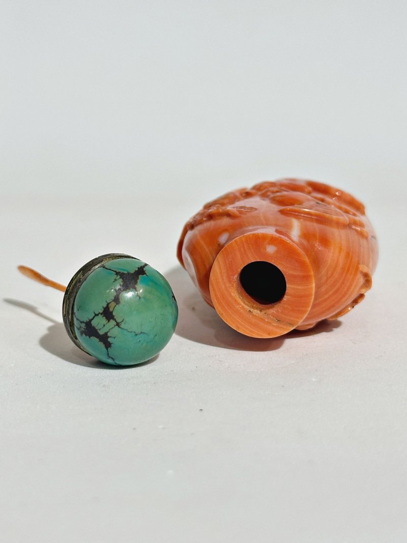 清十九世紀 珊瑚⌈六合同春⌋鼻煙壺 | A CORAL 'DEER AND CRANE' SNUFF BOTTLE - 图4