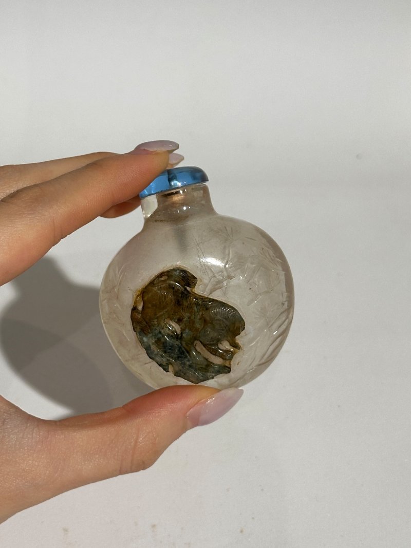 清十九世紀 水晶蘭石紋、瑞犬紋鼻煙壺二件、（蘭）珊瑚蓋 | TWO ROCK CRYSTAL 'ORCHID' AND 'BUDDHIST LION' SNUFF BOTTLES - 图11