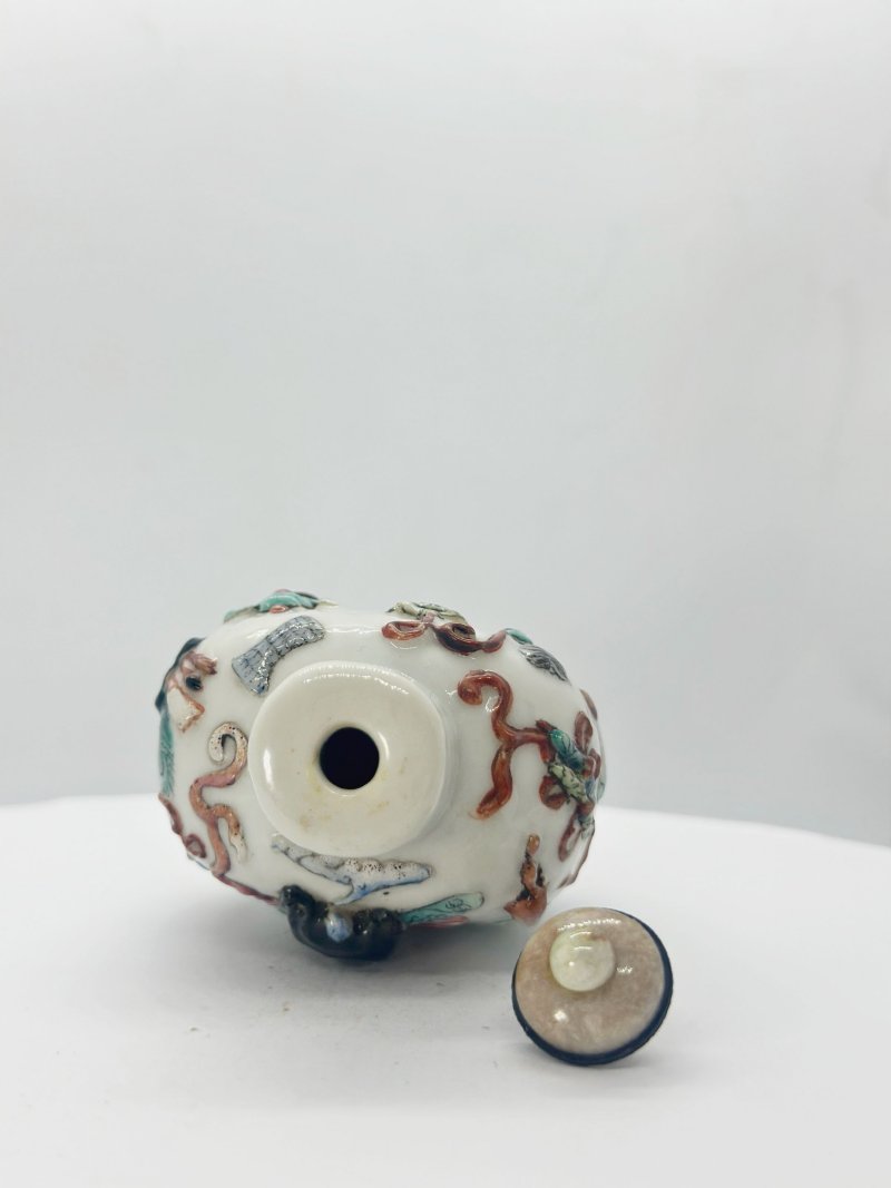 清十九世紀 粉彩博古紋鼻煙壺、翡翠蓋 | A MOULDED FAMILLE ROSE PORCELAIN SNUFF BOTTLE - 图2