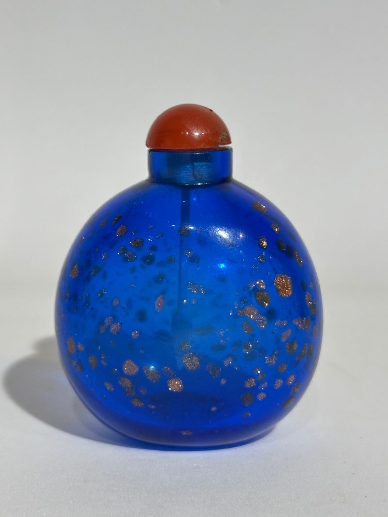 清十九世紀 藍地灑金星玻璃鼻煙壺 | A SAPPHIRE-BLUE AVENTURINE-GLASS SNUFF BOTTLE - 图8