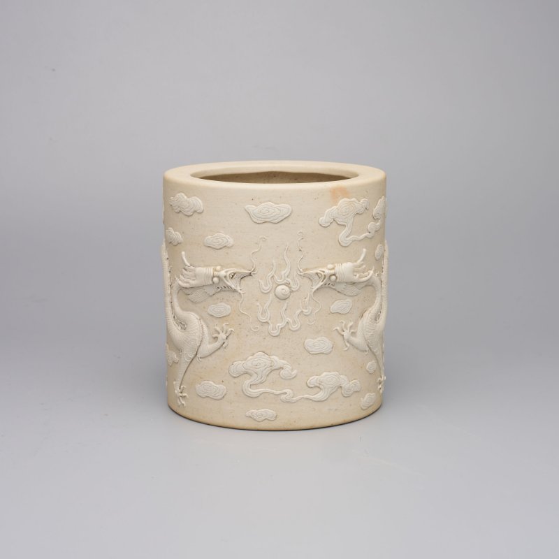 晚清至民國 澀胎「雙龍搶珠」筆筒 | A BISCUIT PORCELAIN 'DRAGON' BRUSH POT