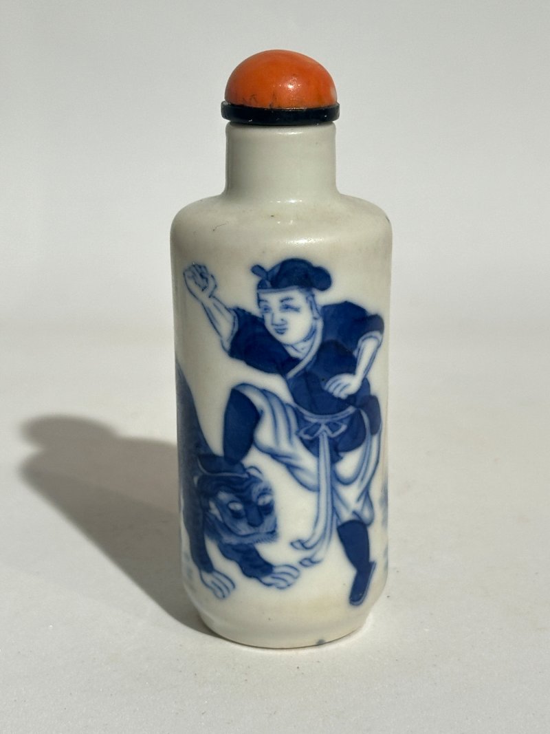 十九/二十世紀 青花⌈二甲傳臚⌋、⌈武松打虎⌋、⌈游龍戲珠⌋、壽字紋、人物紋、青花釉裏紅武士紋、生肖紋鼻煙壺八件 （武士）⌈大清雍正年製⌋青花楷書款、（龍）⌈雍正年製⌋青花楷書款 | EIGHT CERAMIC SNUFF BOTTLES - 图11