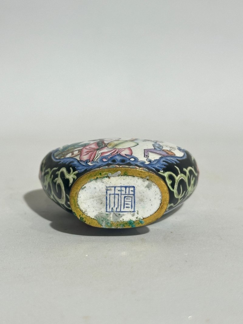 十九/二十世紀 紅漆描金開光山水紋、椰殼詩紋、篆紋、柑皮、匏形詩紋、銅胎畫琺瑯鼻煙壺八件 （西洋人物）⌈乾隆年製⌋藍料楷書款 | EIGHT SNUFF BOTTLES - 图9