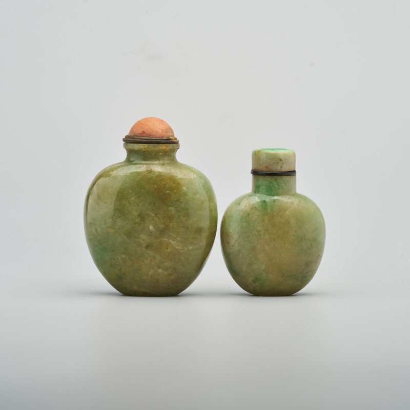 清十九世紀 翡翠素紋鼻煙壺兩件 | TWO GREEN JADEITE SNUFF BOTTLES