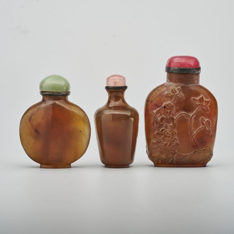 十九/二十世紀 瑪瑙素紋、人物紋鼻煙壺三件 | THREE CHALCEDONY AGATE SNUFF BOTTLES - 图1