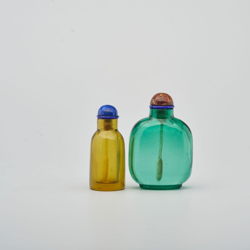 清十九世紀 茶色、綠色玻璃鼻煙壺兩件 | A GREEN AND AN AMBER GLASS SNUFF BOTTLE - 图1