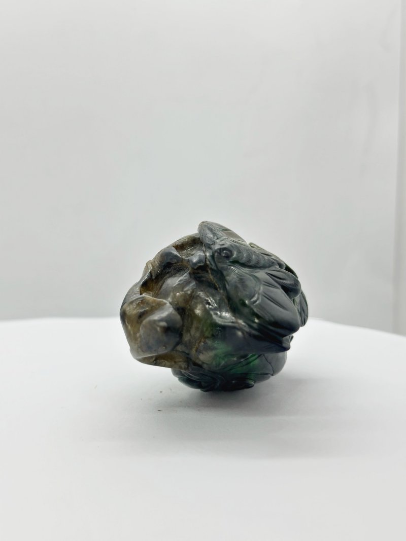 十九/二十世紀 雙色翡翠鼻煙壺二件、珊瑚蓋及翡翠蓋 | TWO BLACK AND GREEN JADEITE SNUFF BOTTLES - 图2