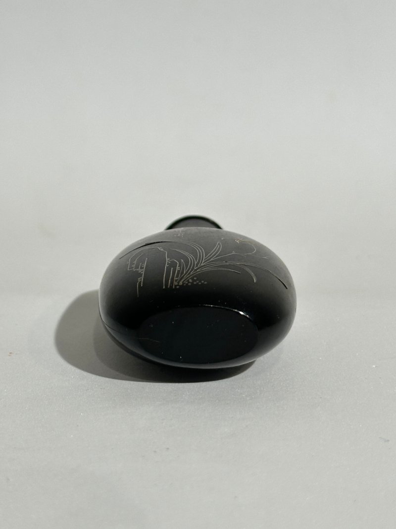 一八九四年 漆掐金銀絲金石文鼻煙壺 | AN INSCRIBED SILVER AND GOLD-INLAID LACQUER SNUFF BOTTLE - 图5