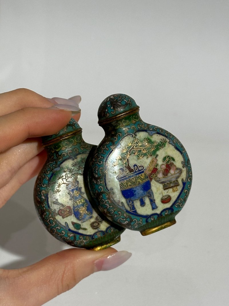 二十世紀 銅胎掐絲琺瑯博古紋雙聯鼻煙壺 | A CLOISONNÉ 'HUNDRED ANTIQUES' DOUBLE SNUFF BOTTLE - 图3