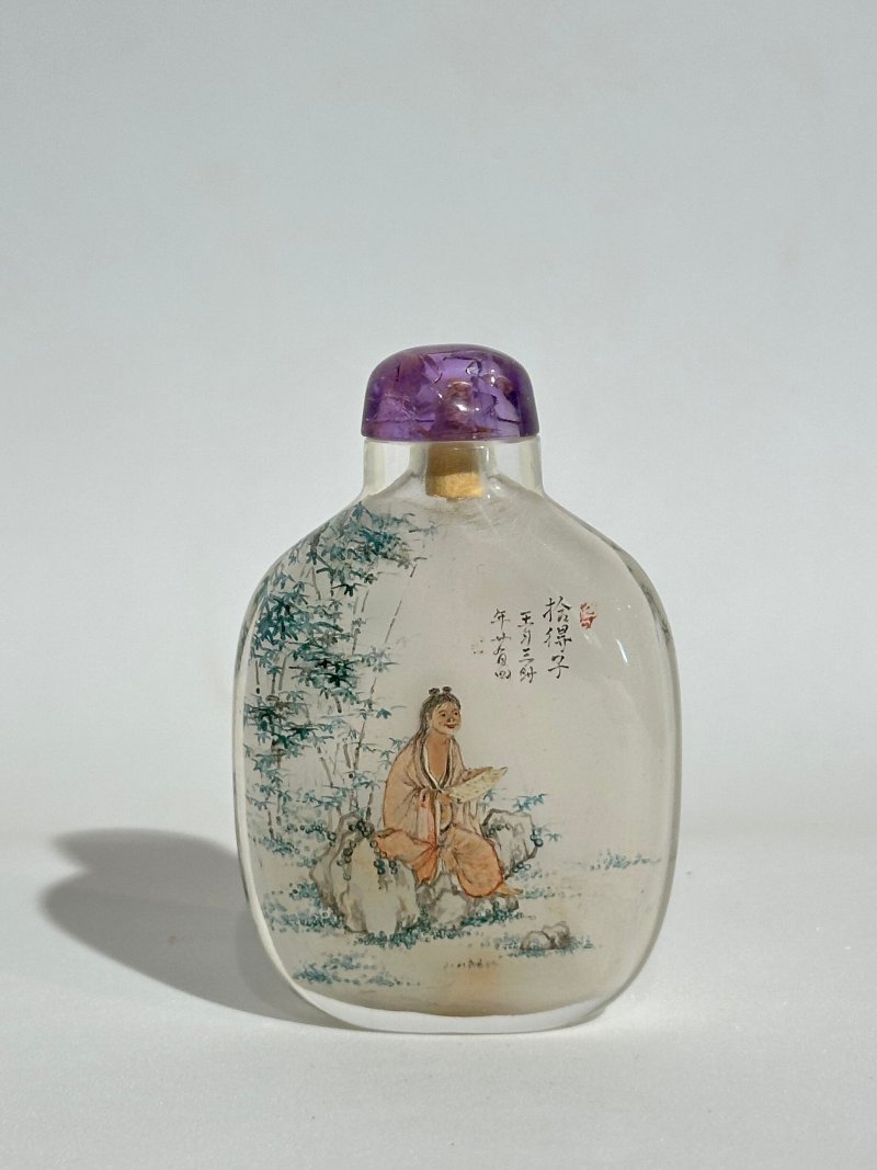 （壺）清十八/十九世紀 王習三作 水晶內畫「拾得子‧寒山子」鼻煙壺、紫水晶蓋 一九六二年作 | AN INSIDE PAINTED ROCK CRYSTAL 'HEHE ERXIAN' SNUFF BOTTLE - 图8