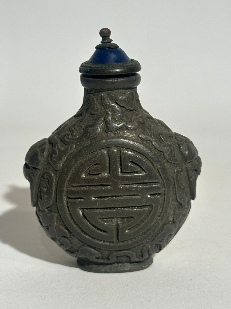 十九/二十世紀 銅胎模印鏤雕⌈龍鳳呈祥⌋鼻煙壺 ⌈萬曆⌋刻款；二十世紀 銅壽字紋、花卉紋鼻煙壺三件 | A BRASS 'DRAGON AND PHOENIX' AND THREE BRONZE SNUFF BOTTLES - 图23