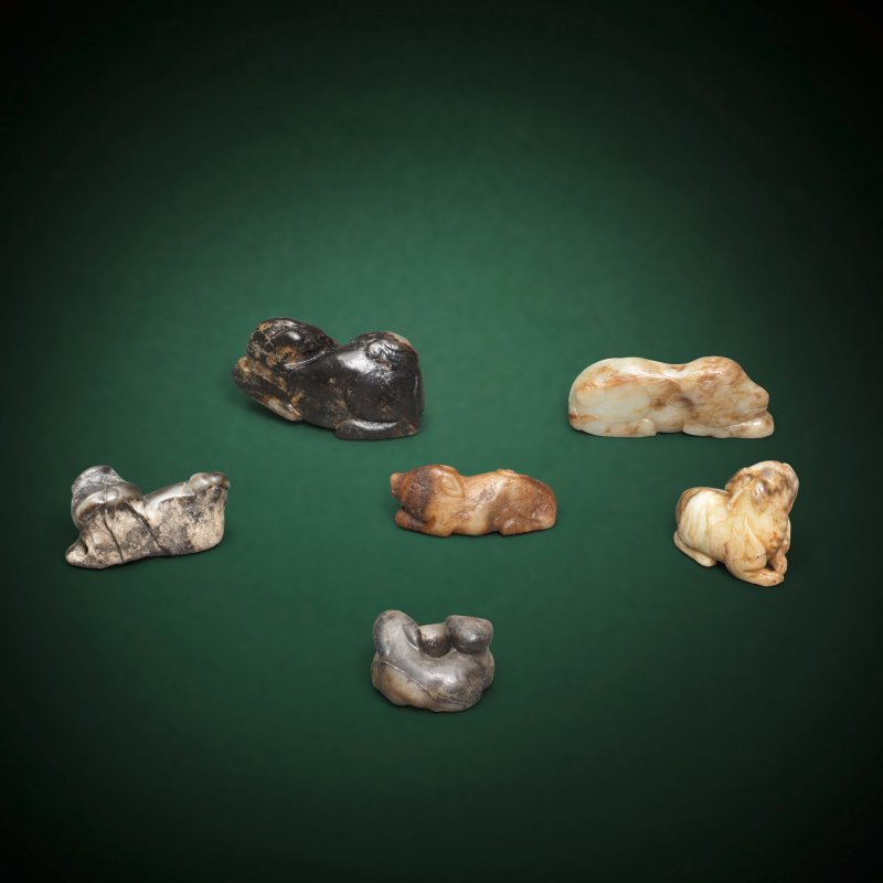 十九/二十世紀 玉雕臥獸一組六件 | A GROUP OF SIX JADE RECUMBENT ANIMAL CARVINGS - 图2