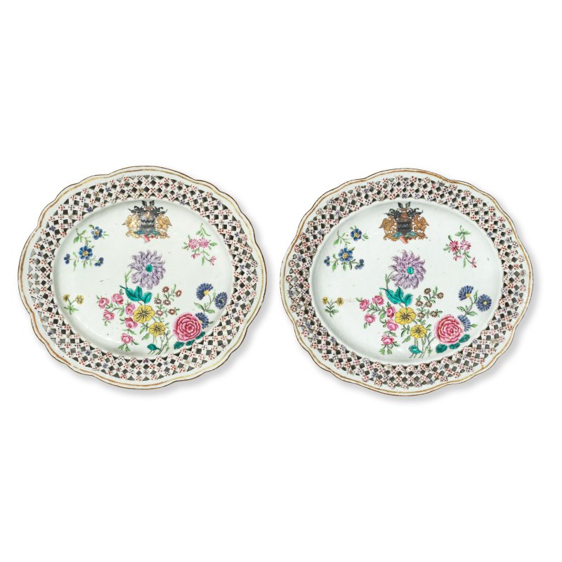 十八世紀 粉彩徽章紋盤兩件 | TWO FAMILLE ROSE ARMORIAL FLORAL DISHES